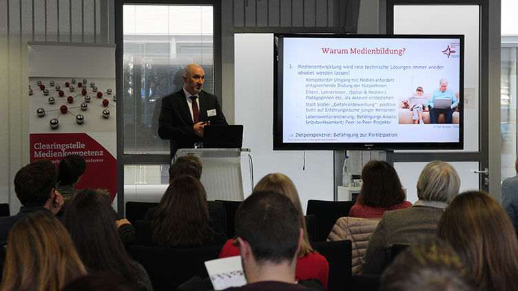 Prof. Büsch trägt auf der Fortbildung Jugendmedienschutz zum Thema Medienbildung vor.