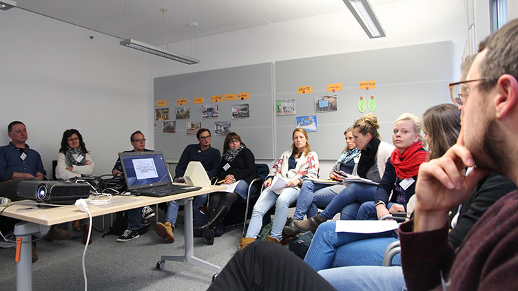 In Workshops wird über Aspekte des Themas Jugendmedienschutz diskutiert.
