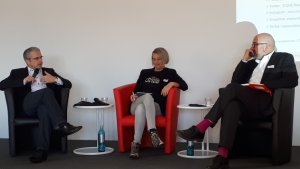Foto: Kerstin Heinemann und Prof. Andreas Büsch diskutieren mit Prof. Dr. Joachim Valentin.