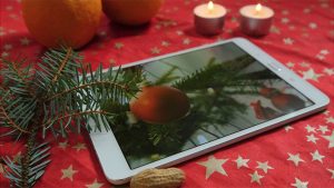 Ein Tablet auf dem Weihnachtstisch