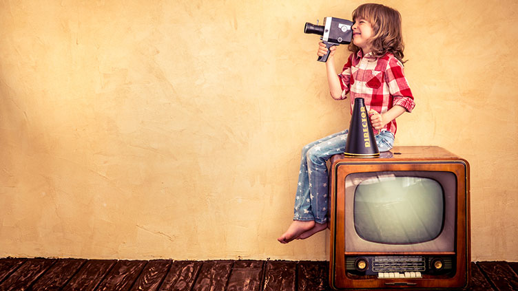 Kind auf Fernseher mit Kamera; Symbolbild für aktive Medienarbeit