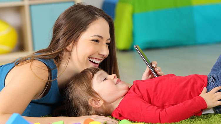 Mutter und Kind bei der Smartphone-Nutzung (Symbolbild zur Blikk-Studie)