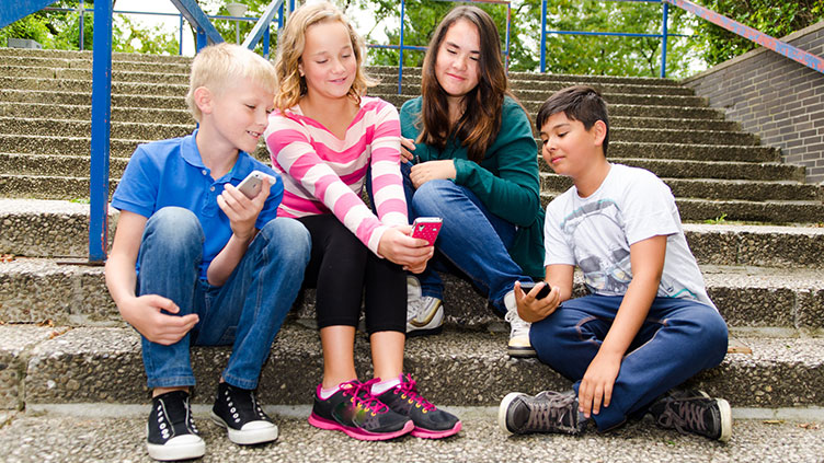 Kinder mit Smartphones (Symbolbild für das Thema Identität vor dem Hintergrund von Social Media)