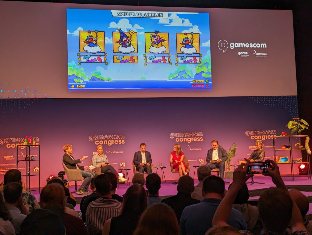Gamescom Congress Bühne mit (von links nach rechts): Moderator, Franziska Giffey SPD, Bijan Djir-Sarai FDP, Emily Büning Bündnis 90/Die Grünen, Nathanael Liminski CDU, Moderatorin