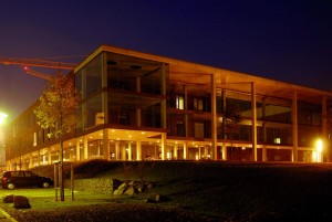 Das Physikgebäude der Uni Frankfurt bei Nacht
